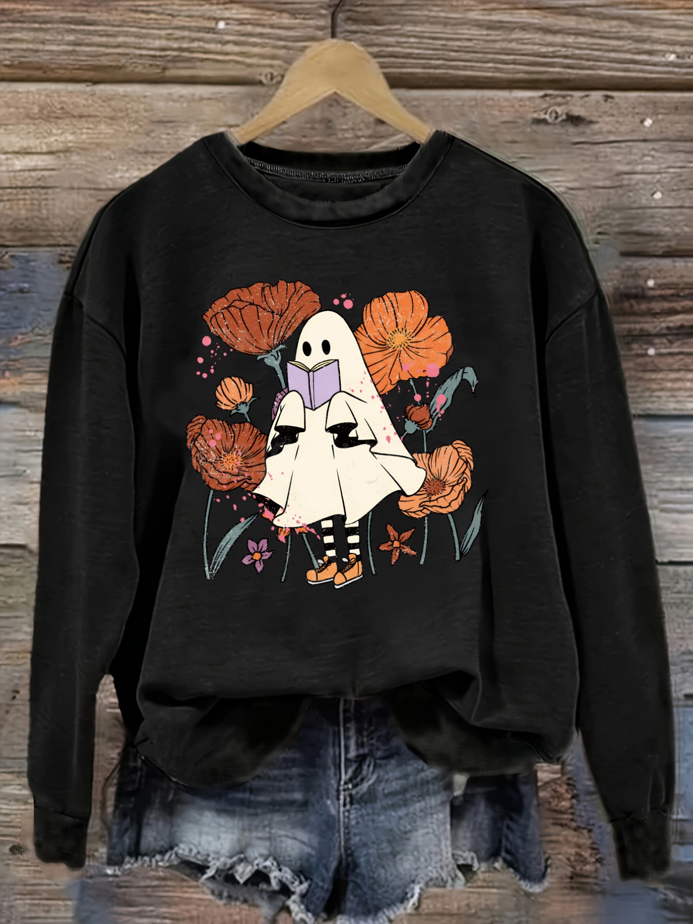 Winter Clothing Usa - เสื้อยืดแขนยาวคอกลมลำลองสำหรับผู้หญิง ลายผีอ่านหนังสือท่ามกลางดอกไม้ เสื้อผ้าผู้หญิงคอกลม ซักเครื่องได้ ยืดหยุ่นเล็กน้อย ทรงหลวม